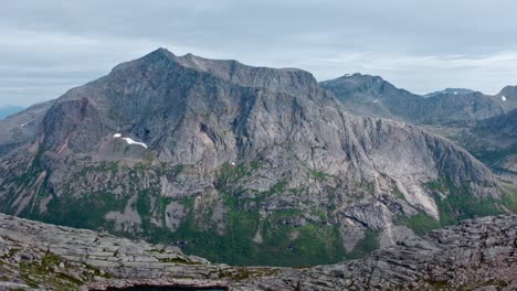 Luftaufnahme-Von-Liitje-Salberget,-Flakstadvåg,-Norwegen