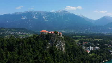 clifftop castle museum of bled con vistas a los alpes julianos en eslovenia