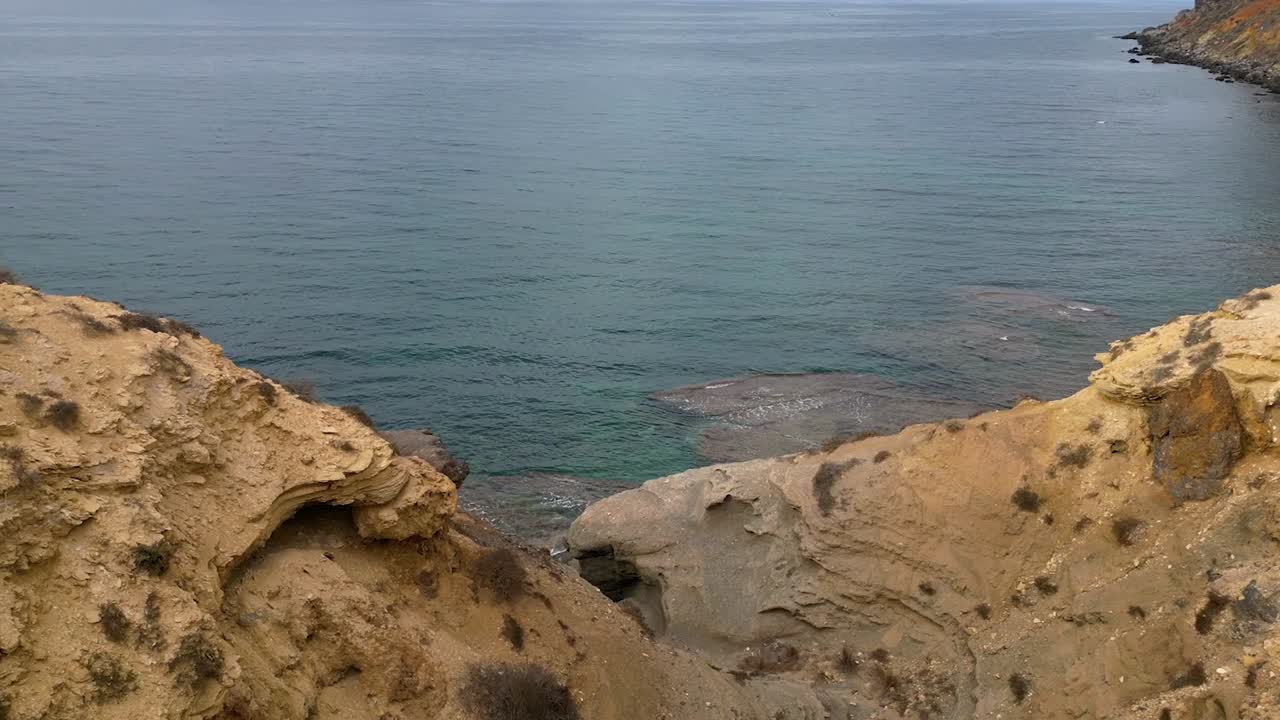 кадры с беспилотников, запечатлевающие средиземноморские скалы