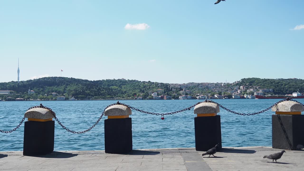 Vista panoramica dello Stretto del Bosforo da un molo con lo skyline di Istanbul e la Torre di Camlica