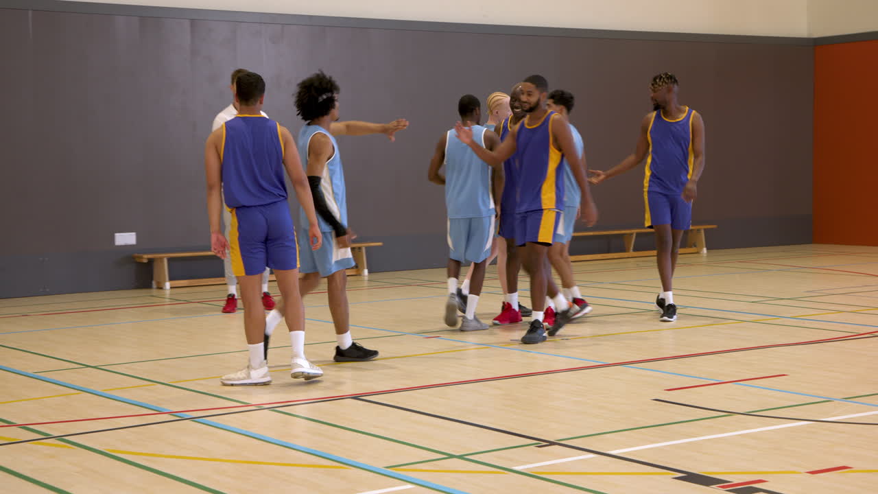 Basketbalspelers schudden handen in de sporthal, bouwen teamgeest en kameraadschap op