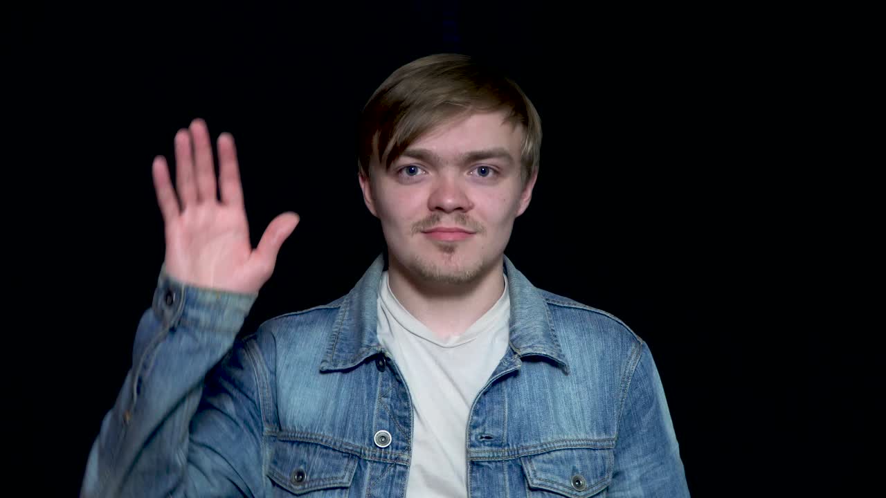 젊은이가 손을 흔들고