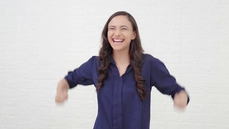 chica india feliz sorprendida y conmocionada