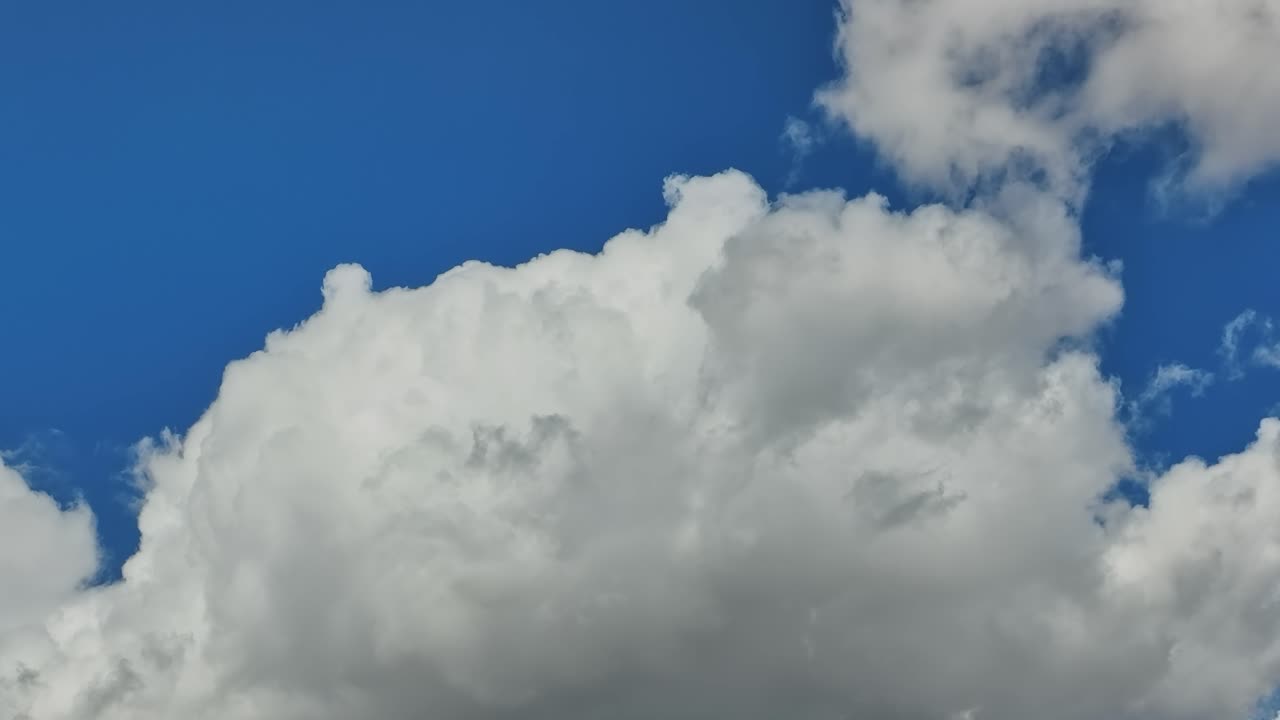 Nuvole nel cielo sopra gli Stati Uniti durante una giornata di sole
