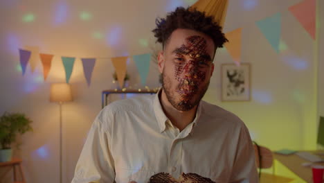 hombre celebrando su cumpleaños con pastel
