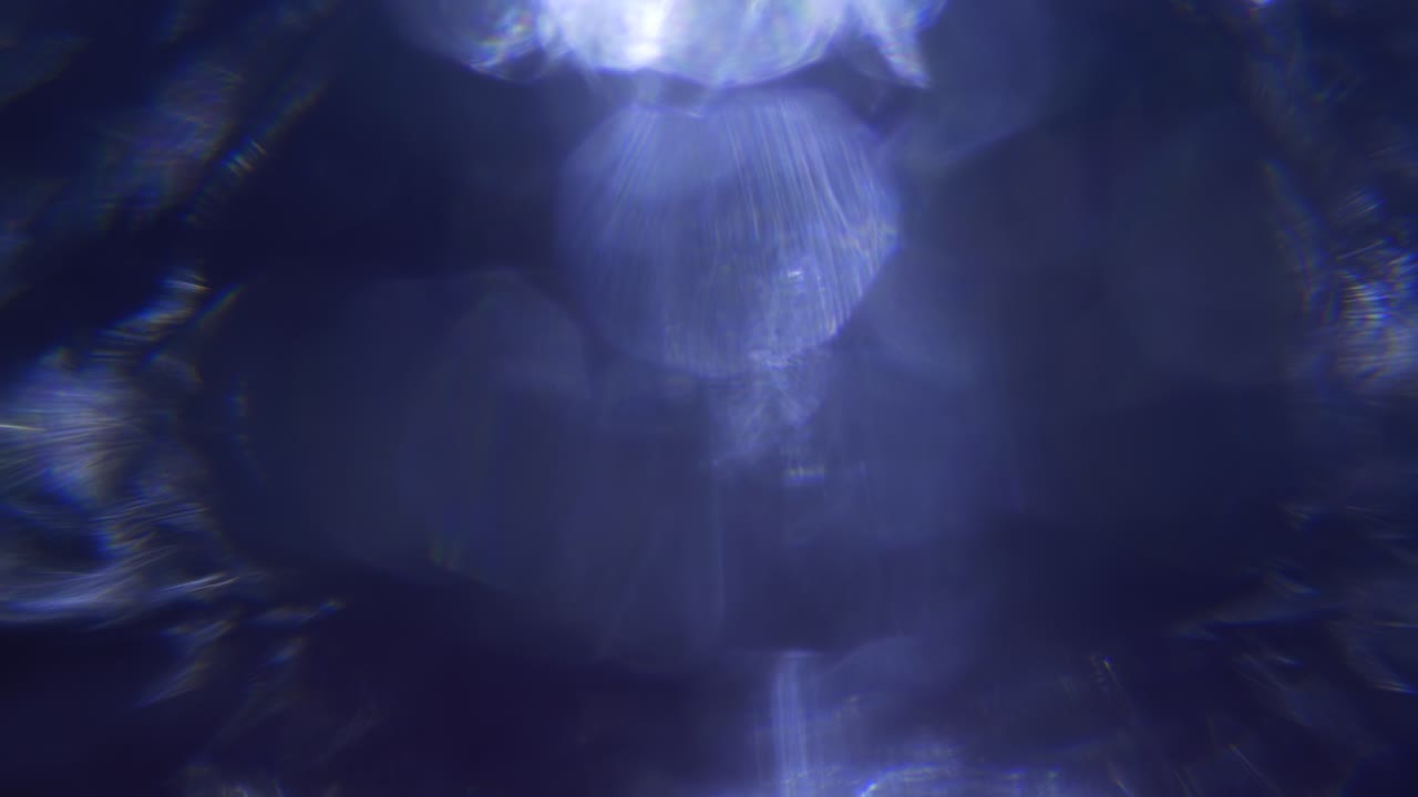 Abstrakte blå og lilla lyslekkasjer med bokeh-effekt