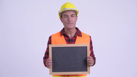 joven y guapo hombre hispano trabajador de la construcción