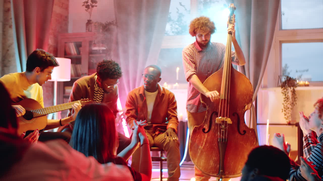 라이브 홈 콘서트에서 공연하는 음악 밴드