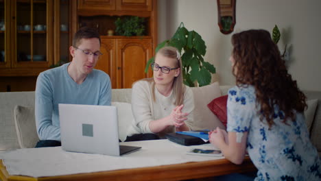 Brainstorming-Junger-Geschäftsleute-Während-Der-Arbeit-An-Einem-Projekt-1