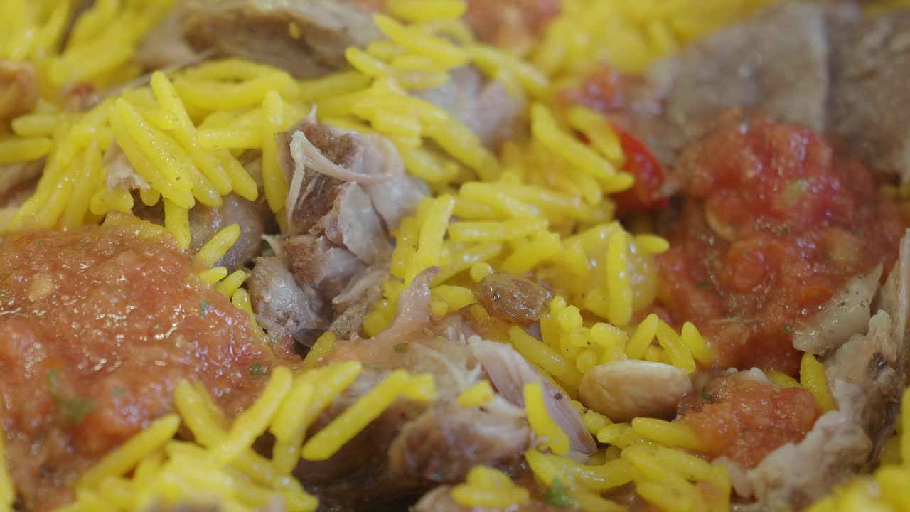 primer plano de kabsa con pollo o cordero