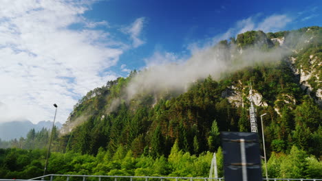 奧地利的美麗風景,從行駛火車或汽車的窗戶看到