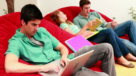 estudiantes estudiando en la sala común en bolsas de frijol