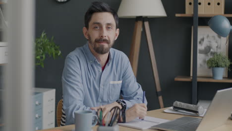 hombre trabajando en un escritorio