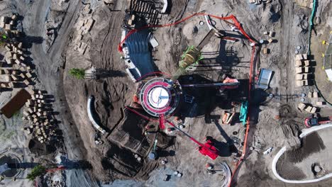 equipos de construcción trabajando en un nuevo parque de aventuras en un parque urbano