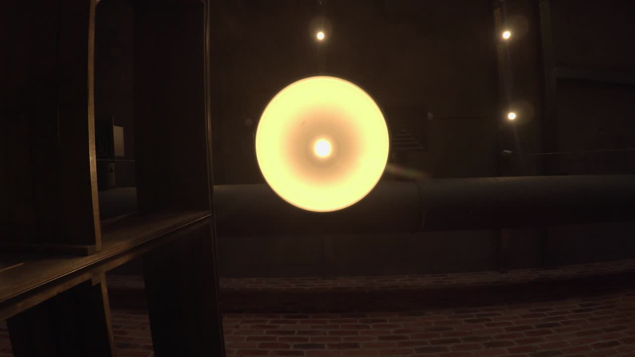 천장에서 흔들리는 램프와 함께 그늘.