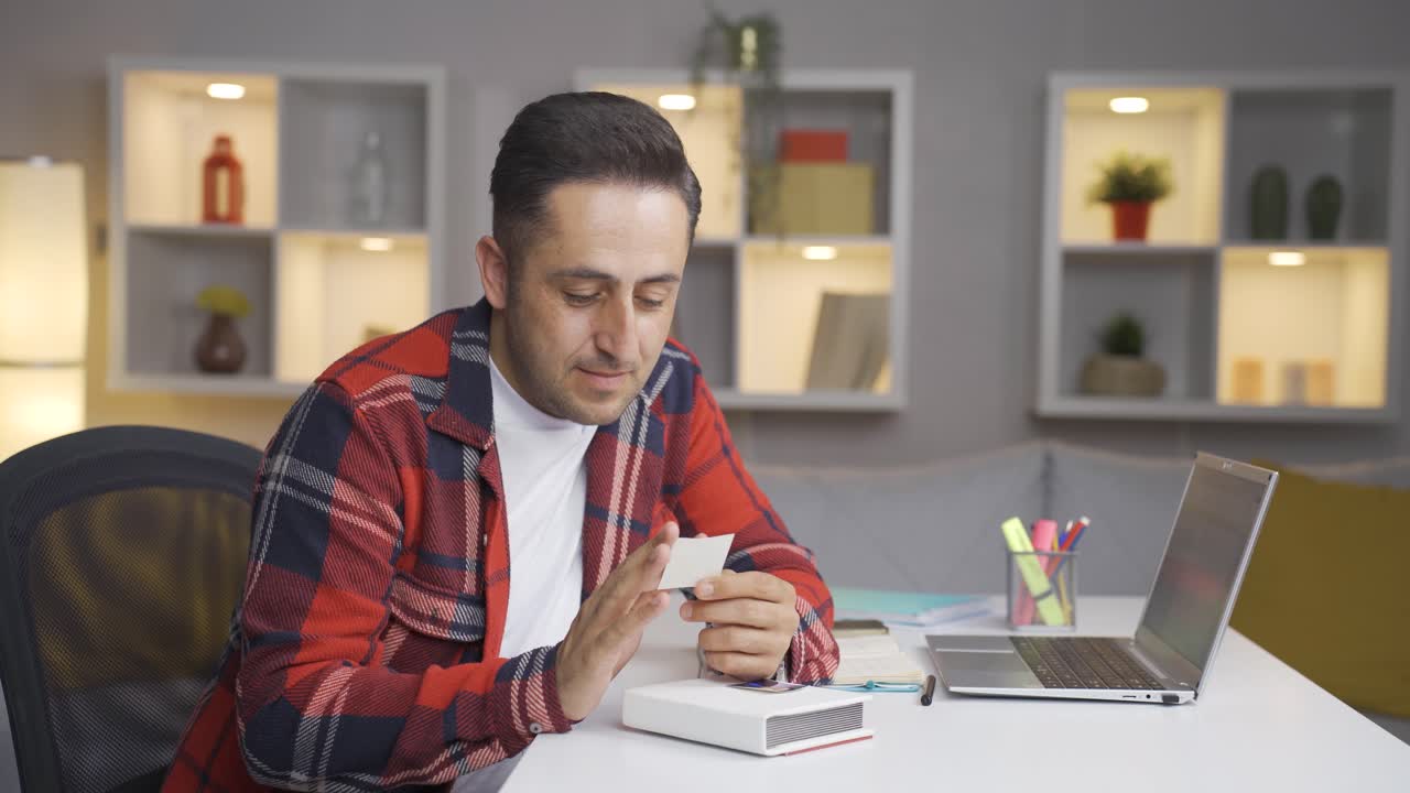 el hombre que ama la foto en su mano.