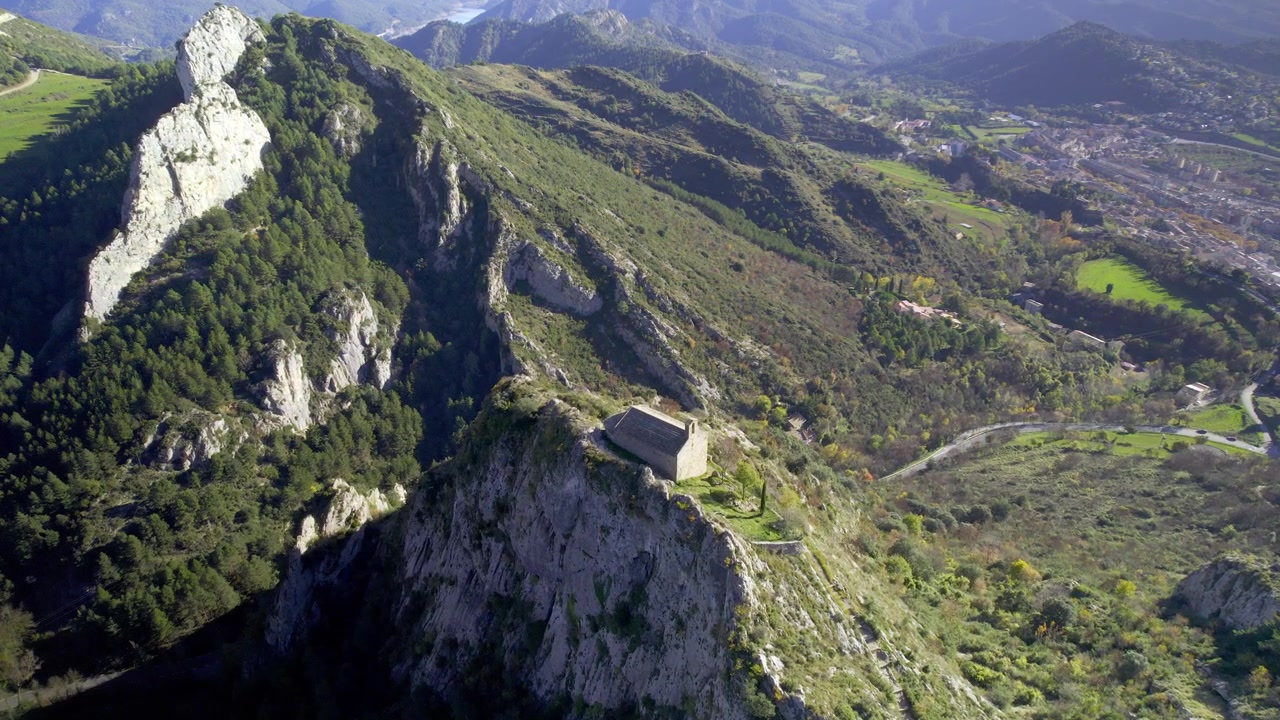 Viste aeree di un santuario con belle viste sulla cima di una montagna in Spagna
