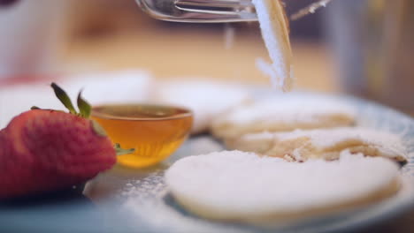 un desayuno de aspecto delicioso, con un panqueque sumergido en miel