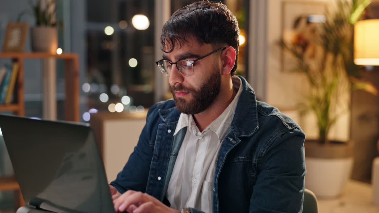 hombre trabajando en la computadora portátil por la noche