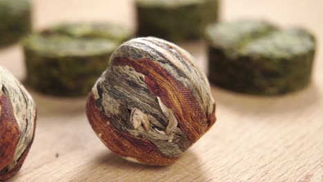 bolas redondas de té verde. pastillas de hierbas de hojas secas prensadas en borrón