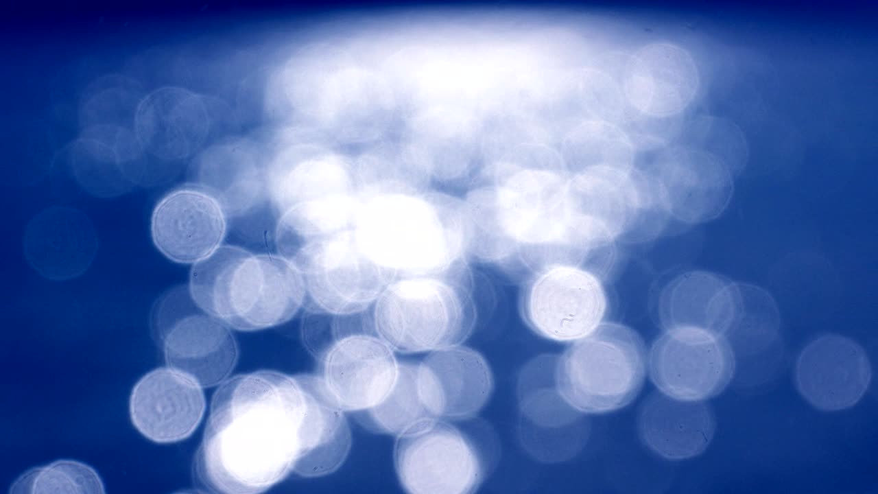 초점을 잃은 물 표면 반이는 보케