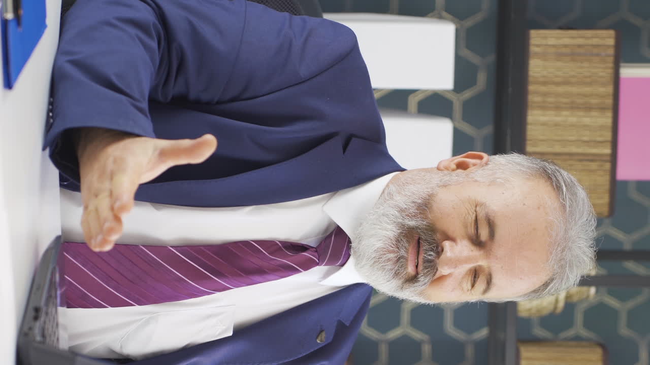 강하고 용감한  ⁇ 은 사업가의 초상화의 수직 비디오.