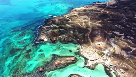 Isla-De-Los-Lobos-Y-Tonos-De-Agua-Turquesa,-Azul-Y-Verde.