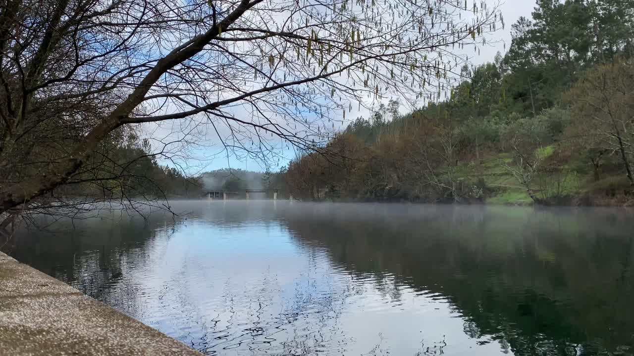 프로엔카 노바, 포르투갈의 조용하고 편안한 강의 낮은 영상