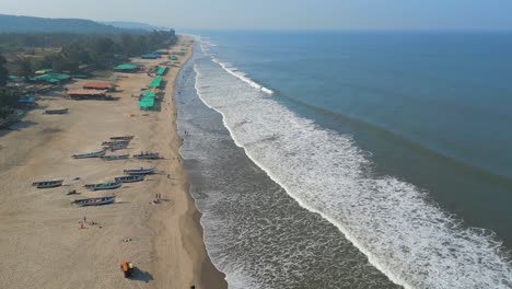 vista superior de la playa de chapora en goa, india