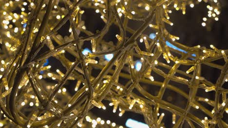 primer plano patrón abstracto de luces navideñas en esculturas en la noche