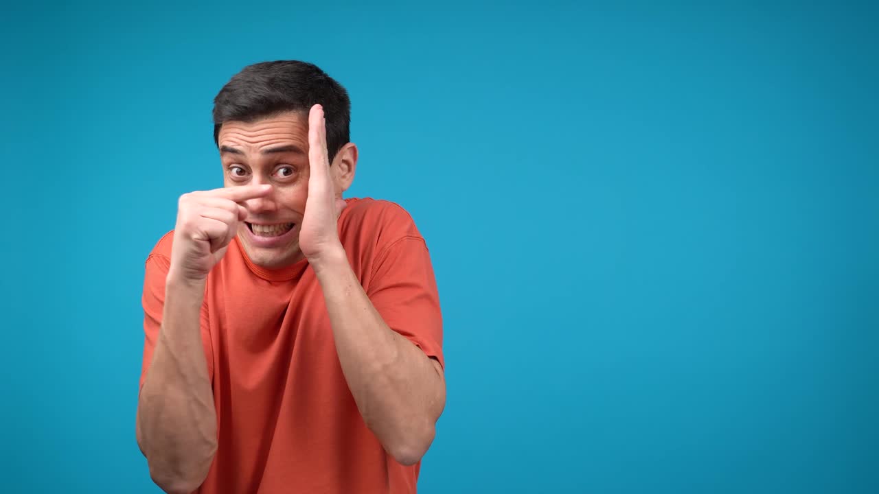 Uomo che fa vari gesti con le mani ed espressioni