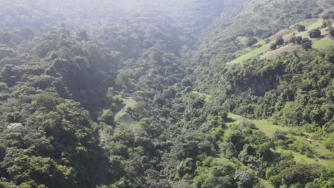 Vista-Aérea-De-Una-Zona-Inhóspita-Con-Abundante-Vegetación-En-Una-Montaña