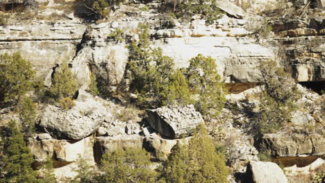 vista de enfoque de rack de viviendas en acantilados en walnut canyon