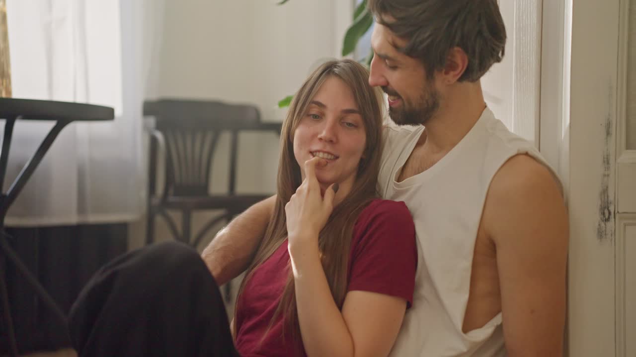 una pareja feliz relajándose en casa.