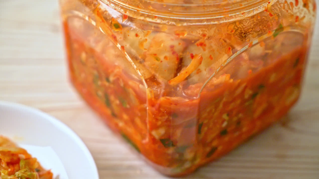 접시에 배추 김치 - 한국 전통 음식 스타일