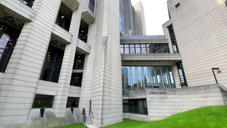 Esterno dell'edificio della Robarts Library. Biblioteche dell'Università di Toronto.
