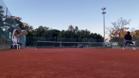 Toller-Smash-Auf-Rotem-Sandplatz