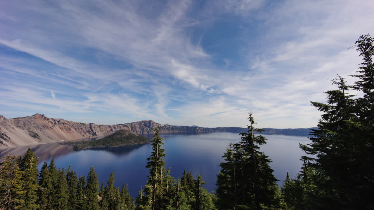 mañana tranquila en el hermoso parque nacional del lago del cráter en oregon