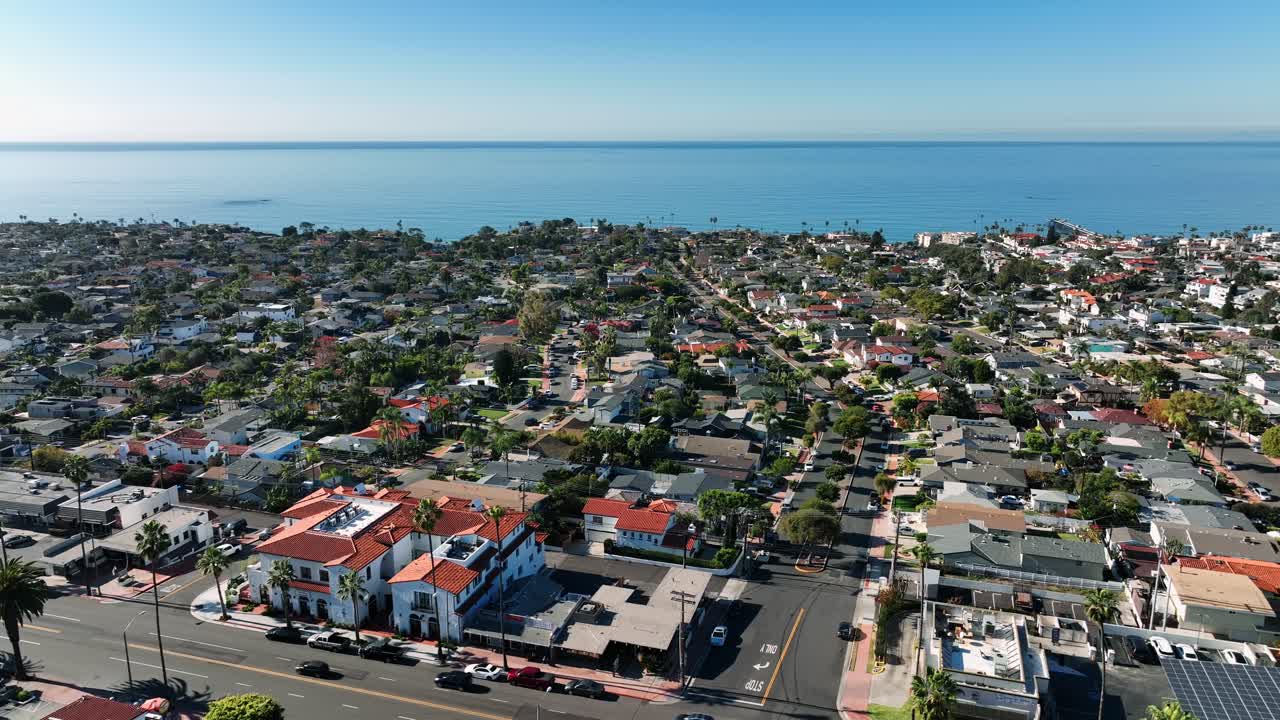 화창한 날 멋진 고급 주택과 부유한 주택이 있는 산 클레멘테 해안선 도시의 공중 전망