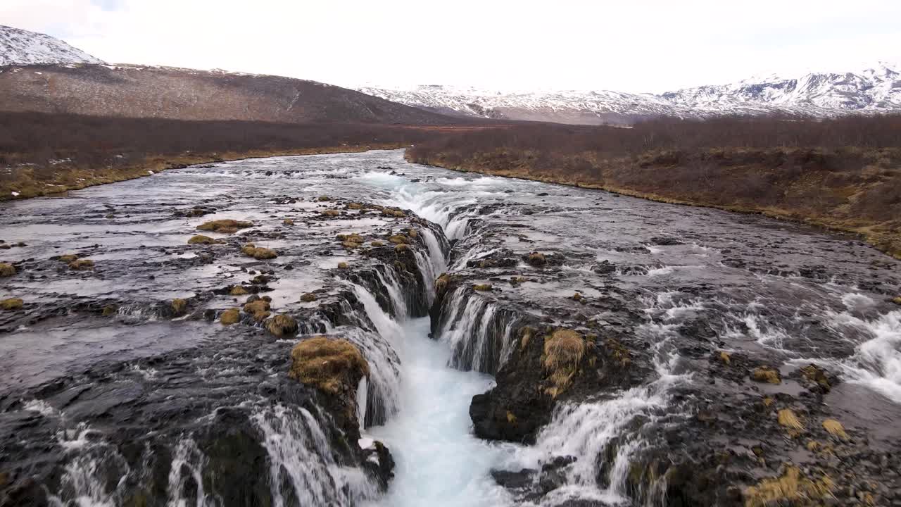 cascada azul bruarfoss en el suroeste de islandia