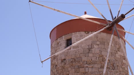 Primer-Plano-De-Un-Antiguo-Molino-De-Viento-Griego-Contra-El-Cielo-Azul-En-La-Isla-De-Rodas-En-Grecia