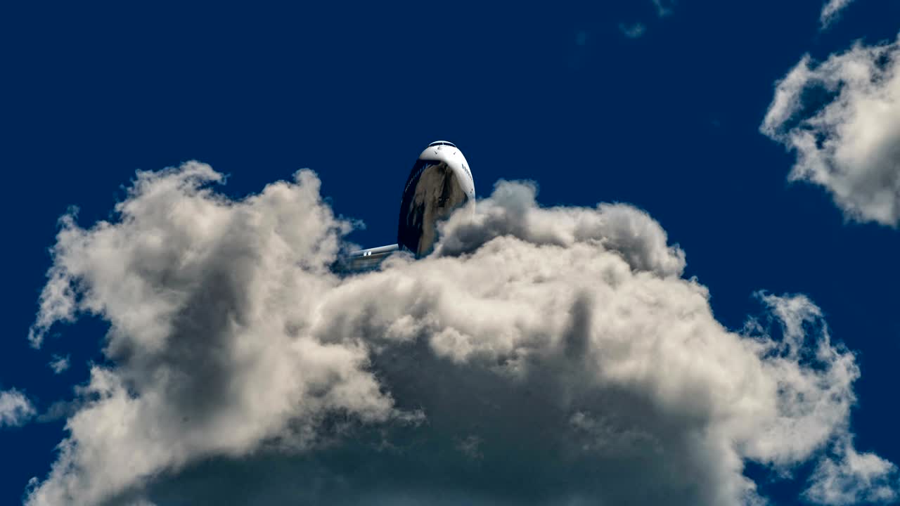 은 날 푸른 하늘에서 비행기 비행. 루프 비디오, 타임 스