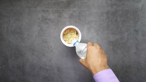preparación de sopa de fideos instantáneos