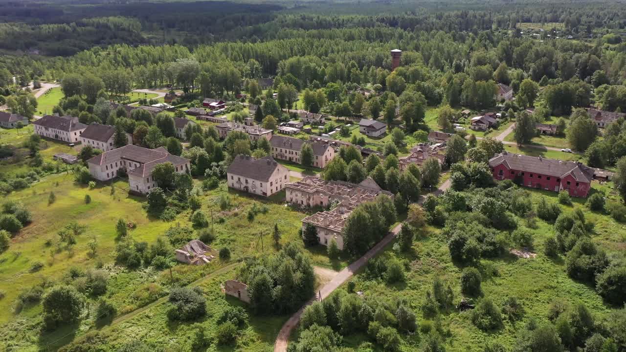 video de drones distantes de casas abandonadas en un pueblo solitario