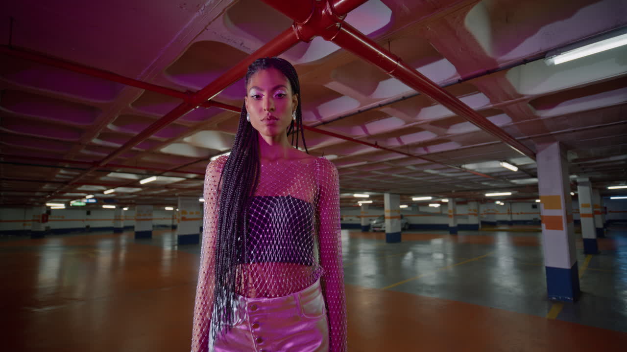 sexy morena posando con luz de neón estacionando sola retrato. modelo