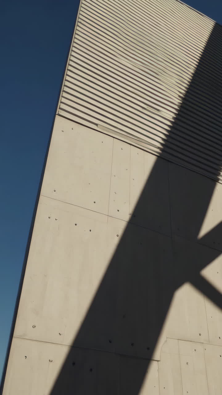 A fachada moderna de concreto do edifício