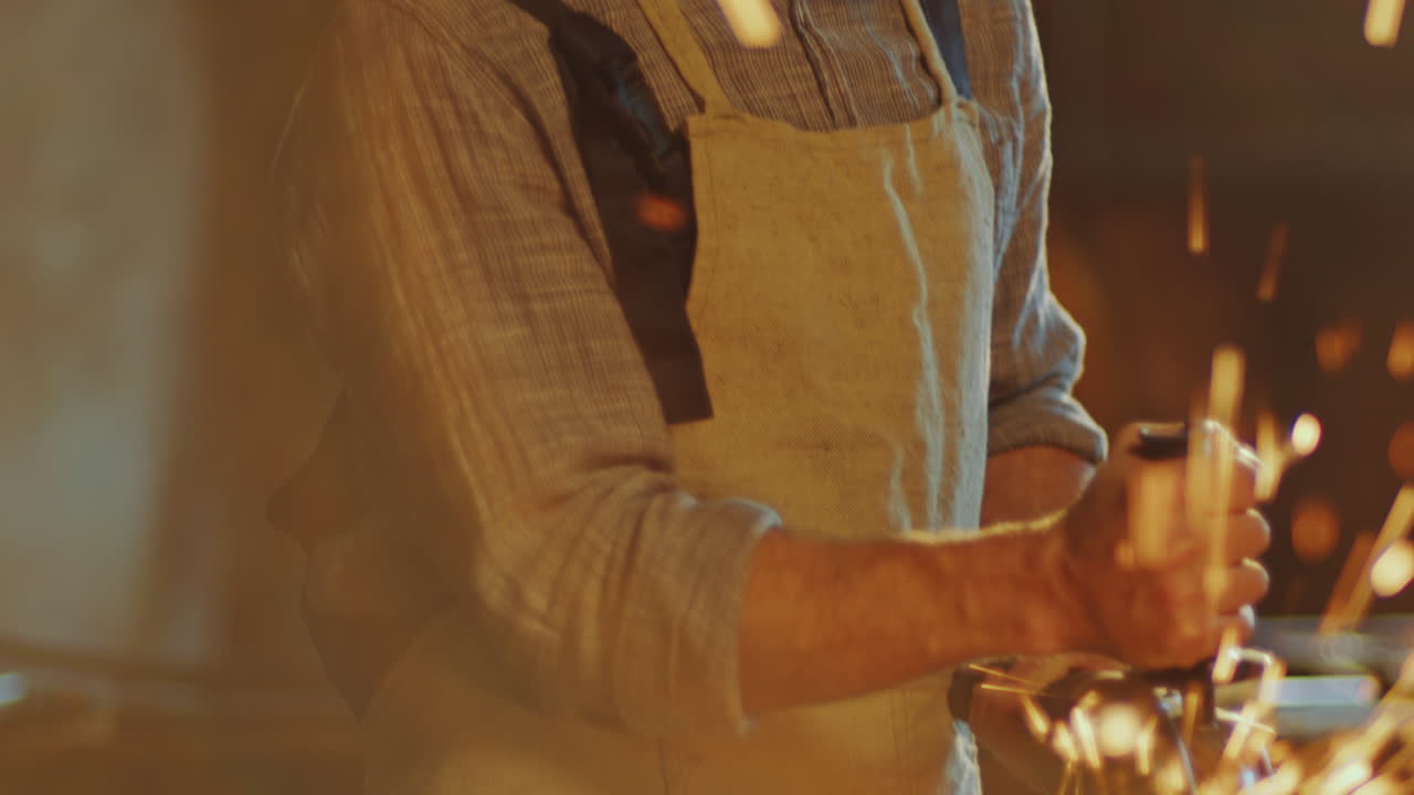 molienda angular para cortar piezas de metal y hacer chispas de fuego