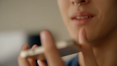 hombre hablando por teléfono móvil en casa 4k