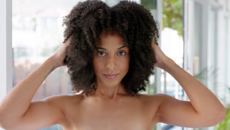 Cuidado-Del-Cabello,-Afro-Y-Mujer-Negra-Con-Las-Manos-En-El-Cabello