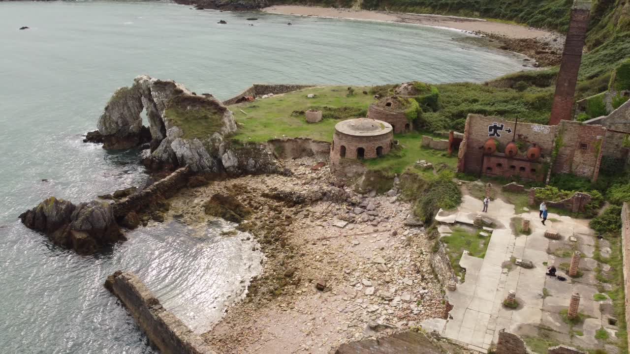 vista aérea de porth wen desierta fábrica de ladrillo industrial victoriana permanece en anglesey costa erosionada